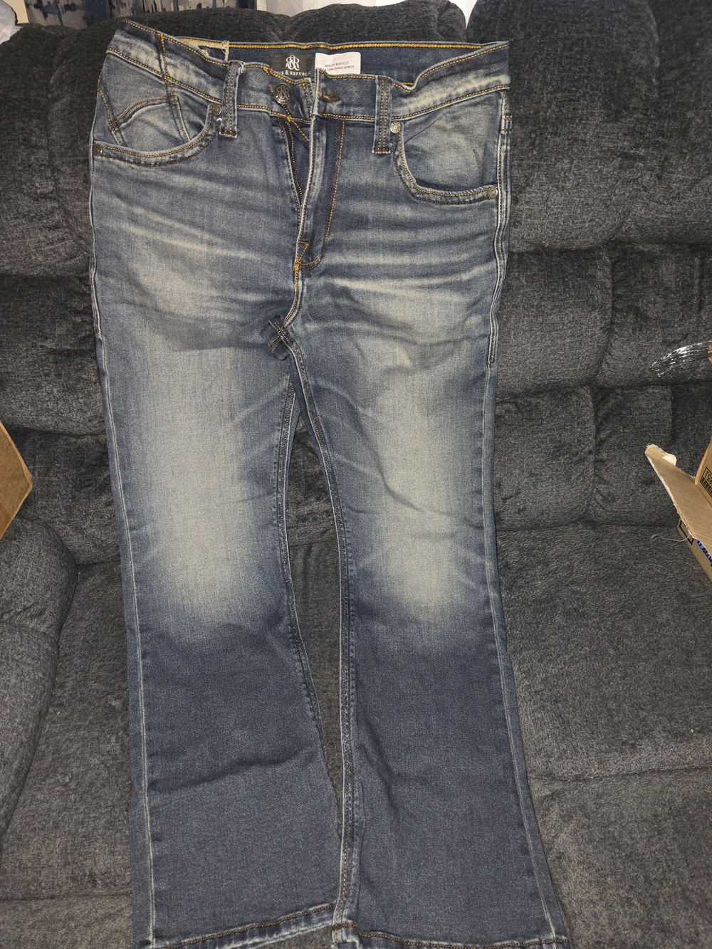 Rock & Republic Men’s Light Wash Straight Jeans
